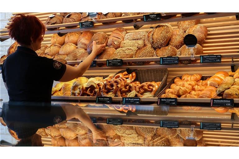 Im deutschen Niedriglohnsektor müssen Millionen Beschäftigte sozusagen kleine Brötchen backen.