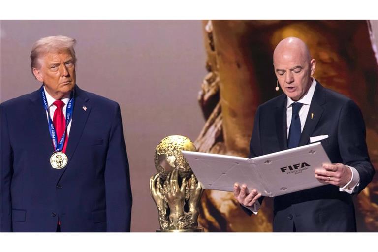 Im Dezember 2025 überreichte Fifa-Präsident Gianni Infantino (re.) den neu geschaffenen „Friedenspreis“ des Fußballverbands an US-Präsident Donald Trump.