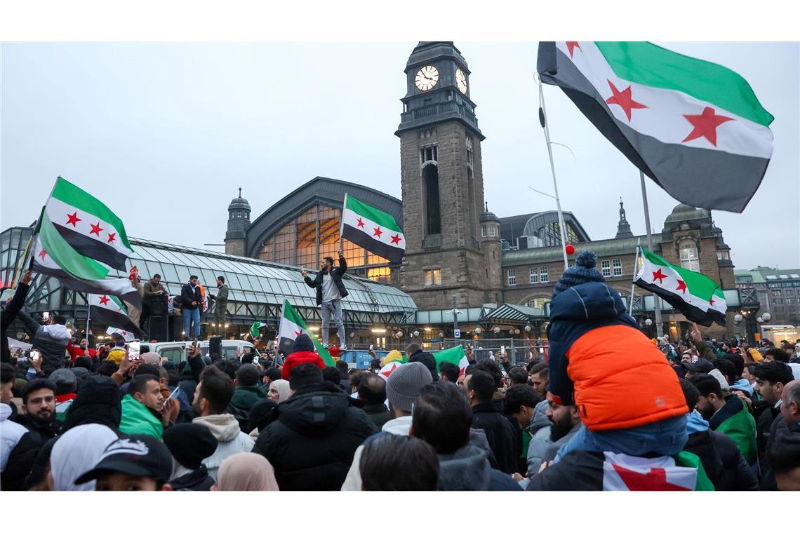 Kritik an geplanter Ausnahmeregel für Flüchtlinge aus Syrien Im Dezember feierten syrische Flüchtlinge in mehreren deutschen Städten den Sturz von Syriens Langzeitmachthaber, Baschar al-Assad. (Archivbild)