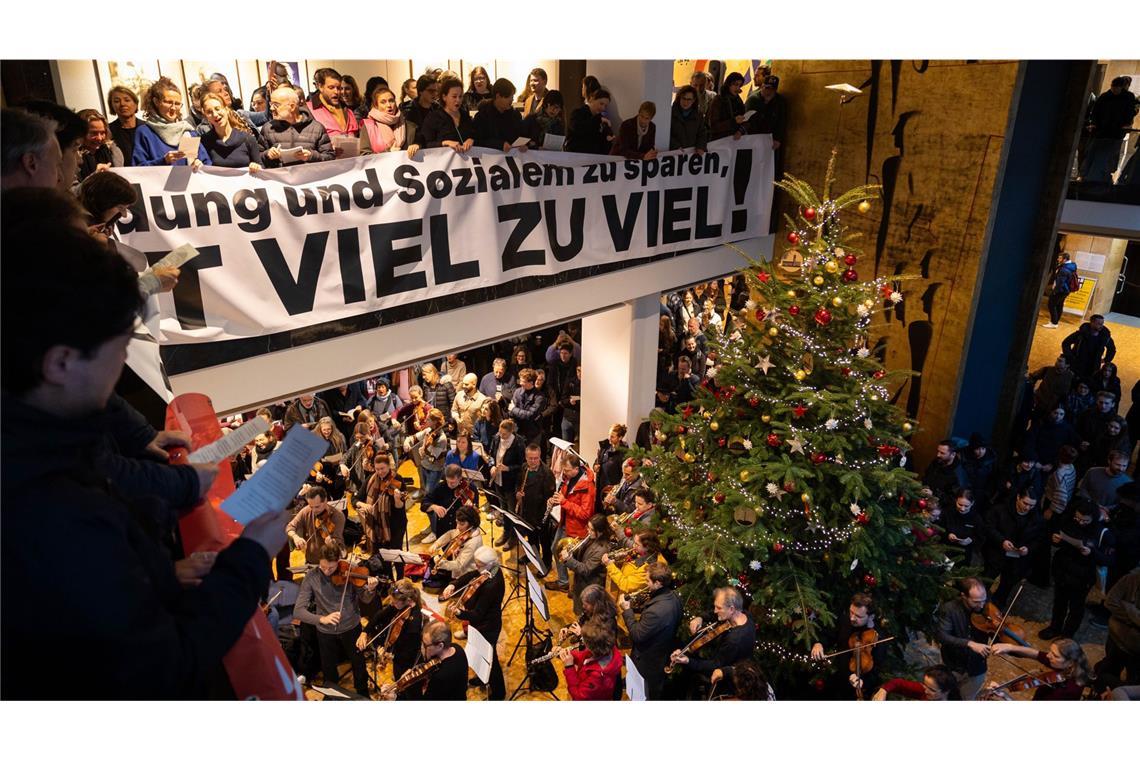 Im Dezember haben Mitglieder des Staatsorchesters und des Stuttgarter Opernchores mit einer „musikalischen Intervention“ im Foyer des Stuttgarter Rathauses gegen die geplanten Kürzungen im Kulturbereich demonstriert.