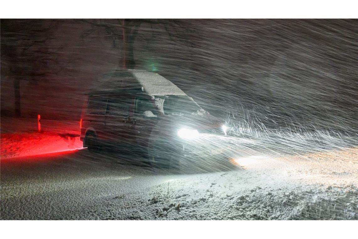 Bilder des Tages Im dichten Schneetreiben steht am Abend ein Kleintransporter am Straßenrand einer Allee im östlichen Brandenburg.