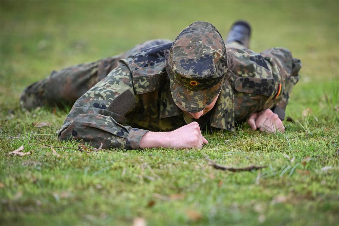 Scharmützel um den Wehrdienst Im Dienste unserer Sicherheit: Soldat der Bundeswehr beim Training