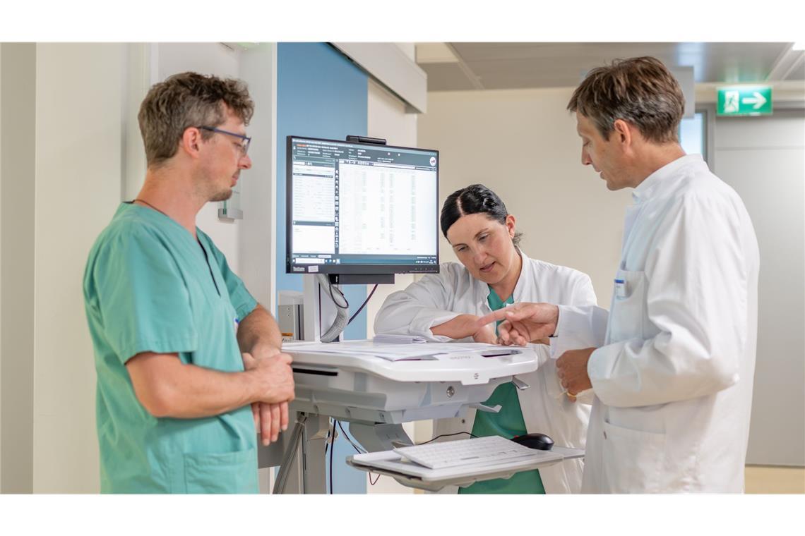Wie digital sind die Kliniken in Stuttgart? Im digitalisierten Krankenhaus können Ärzte von überall auf wichtige Patientendaten zugreifen. Unser Bild zeigt einen digitalen Visitenwagen im Diakonie-Klinikum.