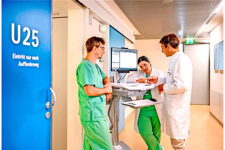 Im digitalisierten Krankenhaus können Ärzte von überall auf wichtige Patientendaten zugreifen. Unser Bild zeigt einen digitalen Visitenwagen im Diakonie-Klinikum.