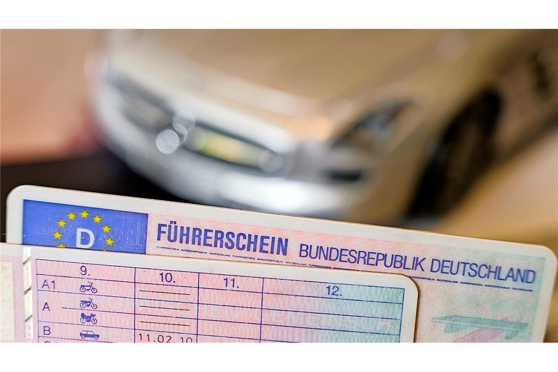 Billigere Führerscheine? Verkehrsminister macht Vorschläge Im Durchschnitt kostet der Führerschein rund 3.000 Euro, unter Umständen aber auch bis zu 4.500 Euro. (Symbolbild).