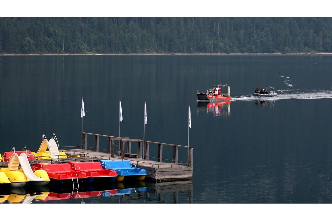 Tretboot-Unglück: Suche nach Vermissten weiter ergebnislos Im Eibsee wird nach einem untergegangenen Vater und seinem Sohn gesucht.
