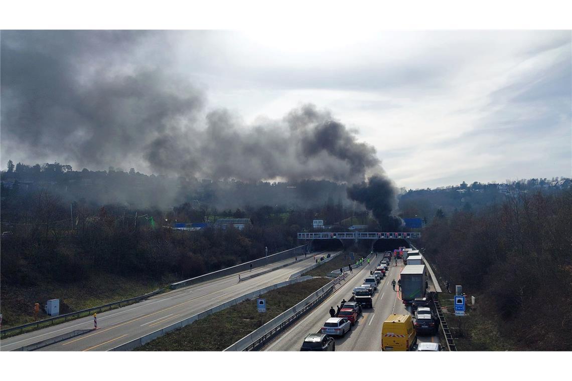 Im Engelbergtunnel entlang der A81 ist ein Brand ausgebrochen - mit weithin sichtbarer Rauchsäule.