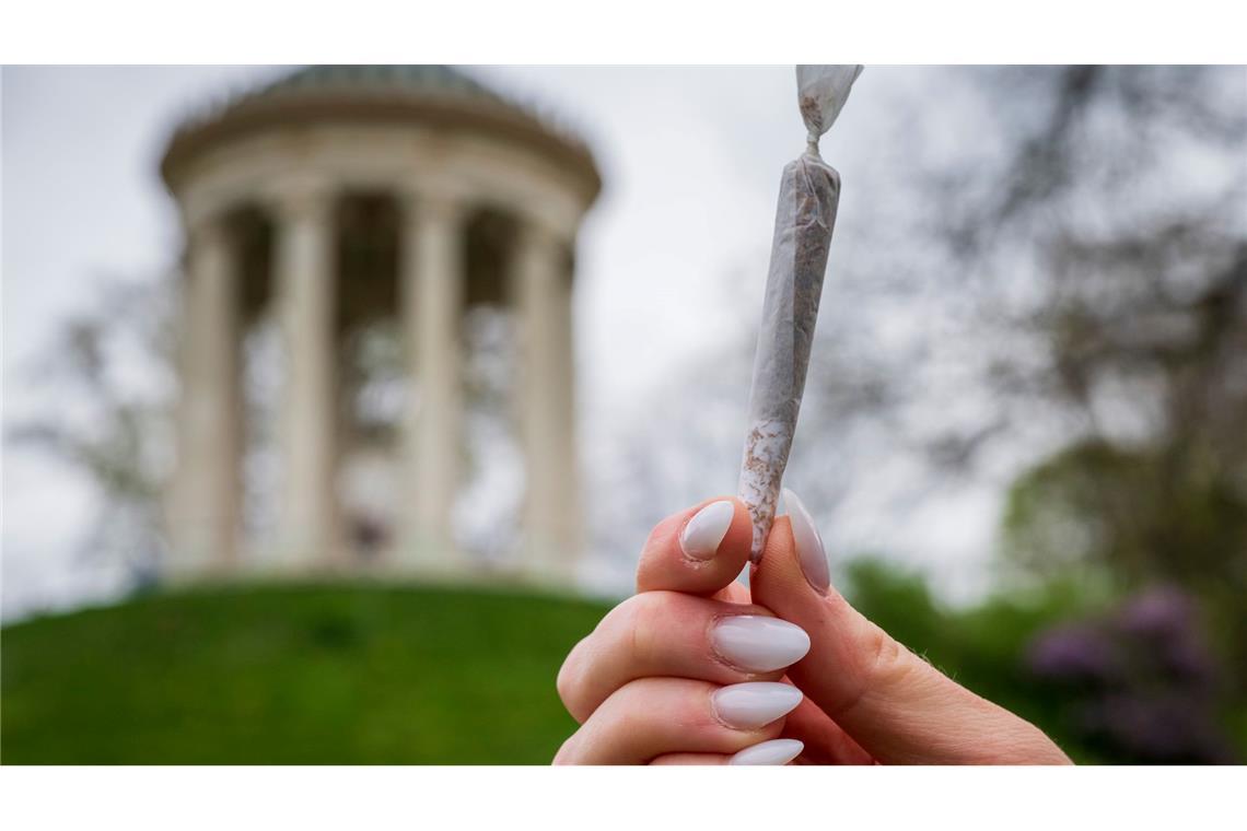Im Englischen Garten darf nun endgültig legal gekifft werden - solange die bundesweiten Regelungen eingehalten werden. (Symbolbild)