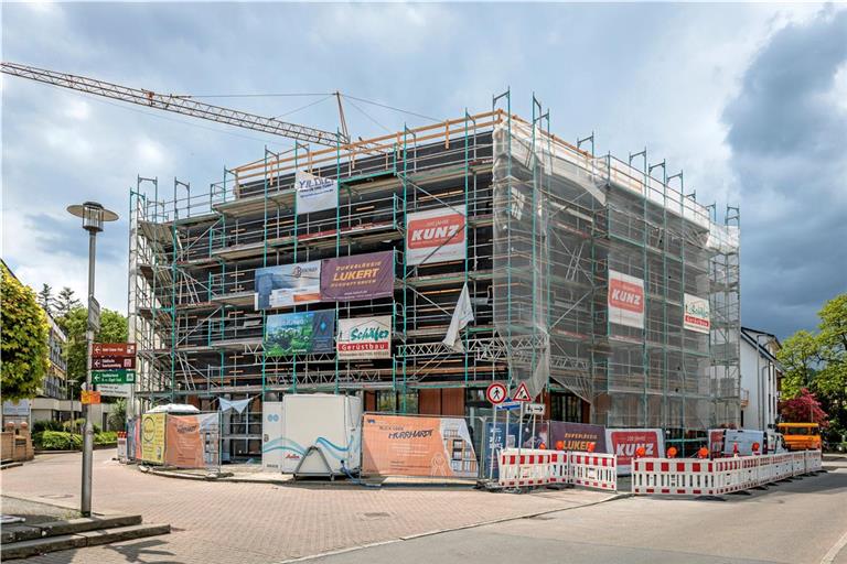 Im Erdgeschoss ist die Volksbank nach Fertigstellung wieder mit ihrer Filiale präsent. Als Partner wird Optiker Krämer aus Backnang mit einziehen. Foto: Stefan Bossow