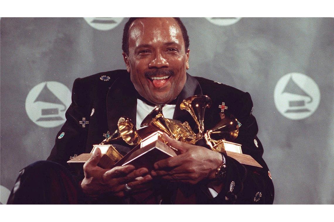Das Genie hinter "Thriller": Musik-Legende Quincy Jones tot Im Februar 1991 gewann er sechs Grammys. Er konnte die goldenen Trophäen kaum gleichzeitig in den Armen halten. (Archivbild)