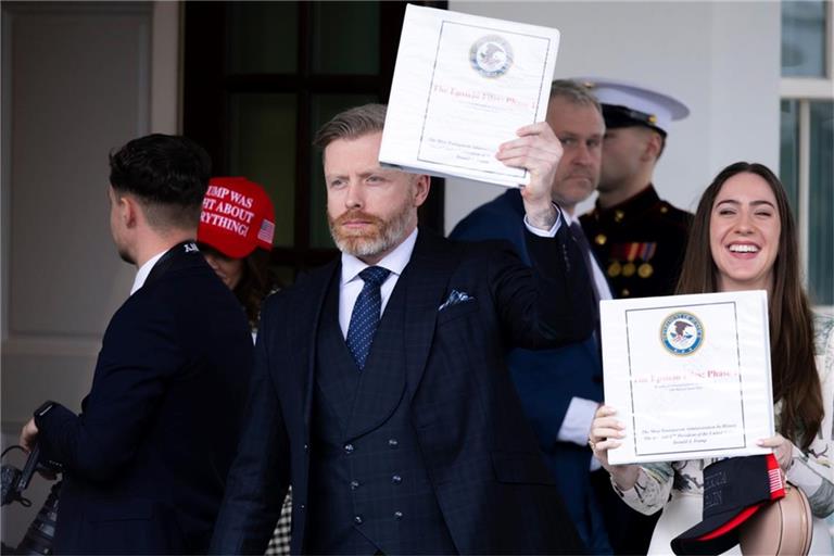 Im Februar erhielten auch rechte Influencer Ordner mit der Aufschrift "The Epstein Files", darunter Rogan O'Handley (l.) und Chaya Raichik.
