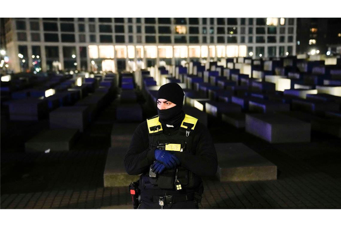 Kriminologin: Amoktaten und Anschläge kündigen sich oft an Im Februar wird ein spanischer Tourist am Holocaust-Mahnmal in Berlin mit einem Messer angegriffen und schwer verletzt. Die Bundesanwaltschaft wirft dem Tatverdächtigen, einem 19-jährigen Flüchtling aus Syrien, vor, aus einer radikal-islamistischen und antisemitischen Überzeugung heraus gehandelt zu haben.