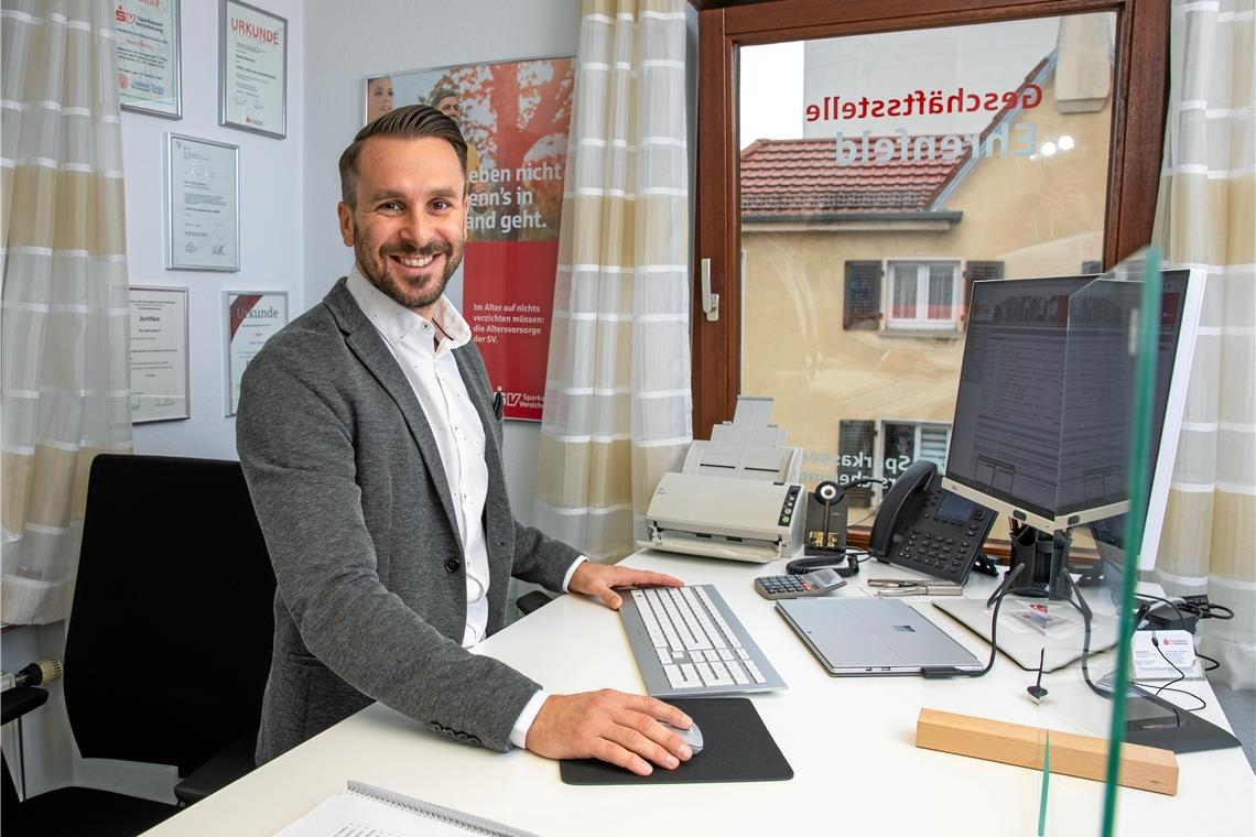 Ein Angreifer, der für Absicherung sorgt Im feinen Zwirn am Arbeitsplatz: Als Versicherungsfachmann ist Mario Marinic für die Absicherung seiner Kunden zuständig. Fotos: A. Becher
