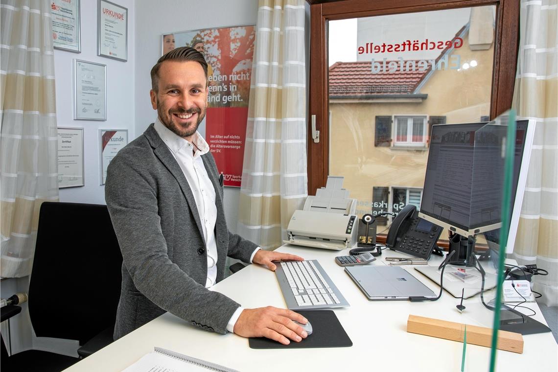 Im feinen Zwirn am Arbeitsplatz: Als Versicherungsfachmann ist Mario Marinic für die Absicherung seiner Kunden zuständig. Fotos: A. Becher