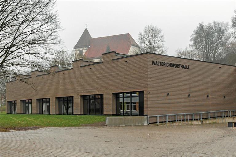 Im Fensterbereich der Sporthalle tritt immer noch Wasser ein, das bei starkem Niederschlag mit Eimern aufgefangen wird. Archivfoto: Stefan Bossow