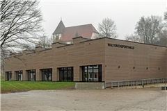 Im Fensterbereich der Sporthalle tritt immer noch Wasser ein, das bei starkem Niederschlag mit Eimern aufgefangen wird. Archivfoto: Stefan Bossow