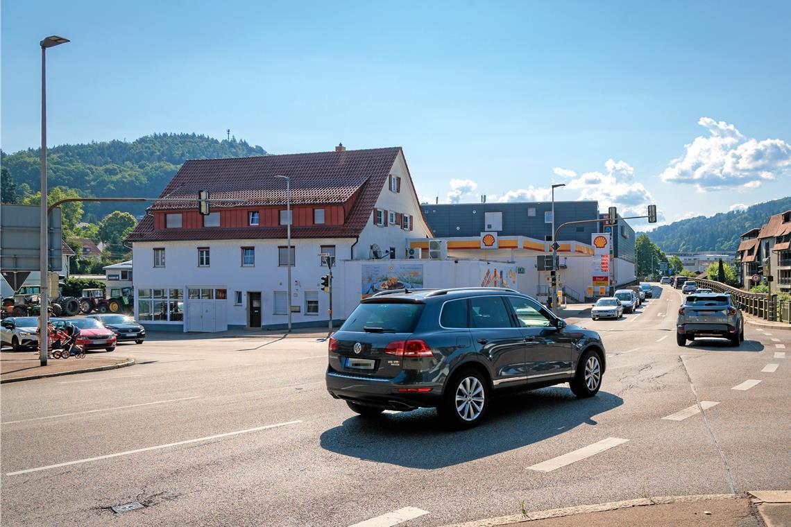Neuer Lärmaktionsplan: Schallschutz und leiserer Asphalt Im Fokus ist aktuell nur noch die Landesstraße1066 von der Murrhardter Kernstadt bis zur Eisenschmiedmühle. Im Zusammenhang mit Lärmschutzmaßnahmen wurde diskutiert, ob Tempo 30 etwas bringen würde und eine günstigere Maßnahme als ein lärmmindernder Belag wäre. Eines der Gegenargumente: Stau an der Ochsenkreuzung. Foto: Stefan Bossow