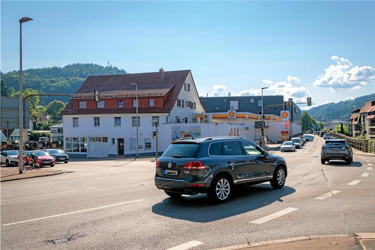 Im Fokus ist aktuell nur noch die Landesstraße1066 von der Murrhardter Kernstadt bis zur Eisenschmiedmühle. Im Zusammenhang mit Lärmschutzmaßnahmen wurde diskutiert, ob Tempo 30 etwas bringen würde und eine günstigere Maßnahme als ein lärmmindernder Belag wäre. Eines der Gegenargumente: Stau an der Ochsenkreuzung. Foto: Stefan Bossow