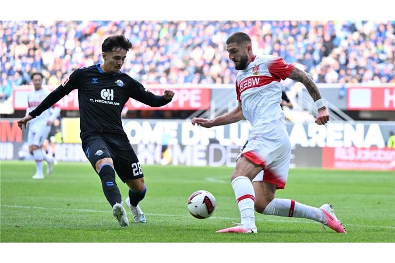 Im Fokus: Laurin Ulrich (links) traf mit dem SC Paderborn auf seinen Stammverein VfB (rechts Jeff Chabot).