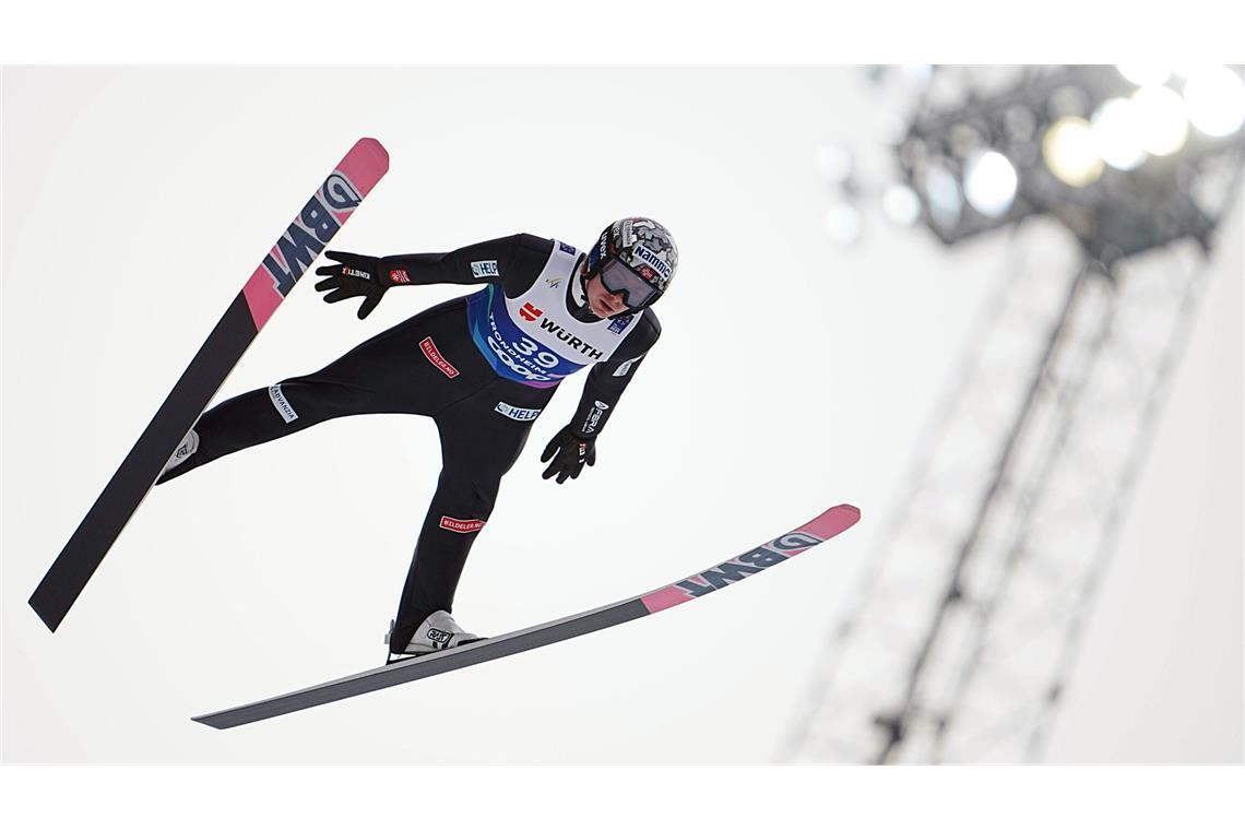 Wie kam es zu diesem Skisprung-Desaster, Andreas Bauer? Im Fokus: Weltmeister Marius Lindvik, einer der disqualifizierten norwegischen Skispringer.