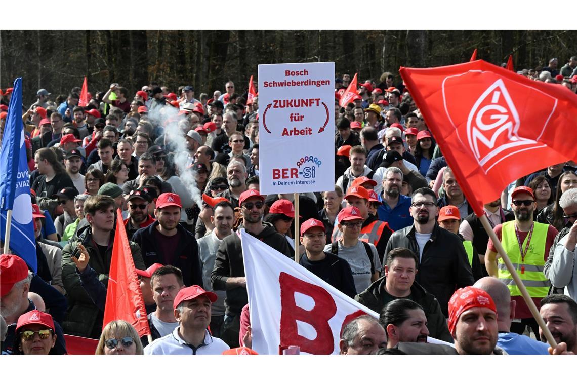Nach Gewinneinbruch: Was kommt auf Bosch zu? Im Frühjahr 2024 hatten Tausende Bosch-Mitarbeiter gegen Jobstreichungen protestiert. Weitere Abbauprogramme sind nicht ausgeschlossen. (Archivbild)