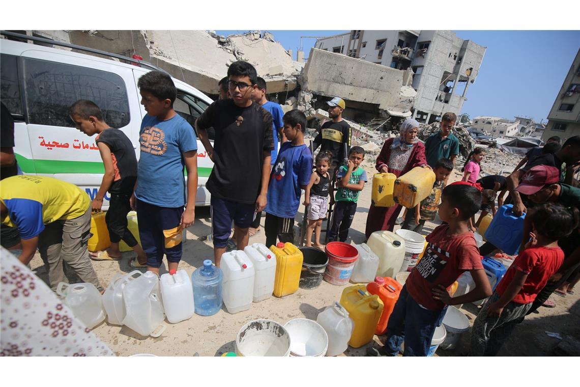 Im Gazastreifen fehlt es den Menschen an allem - selbst um Wasser müssen sie sich anstellen.