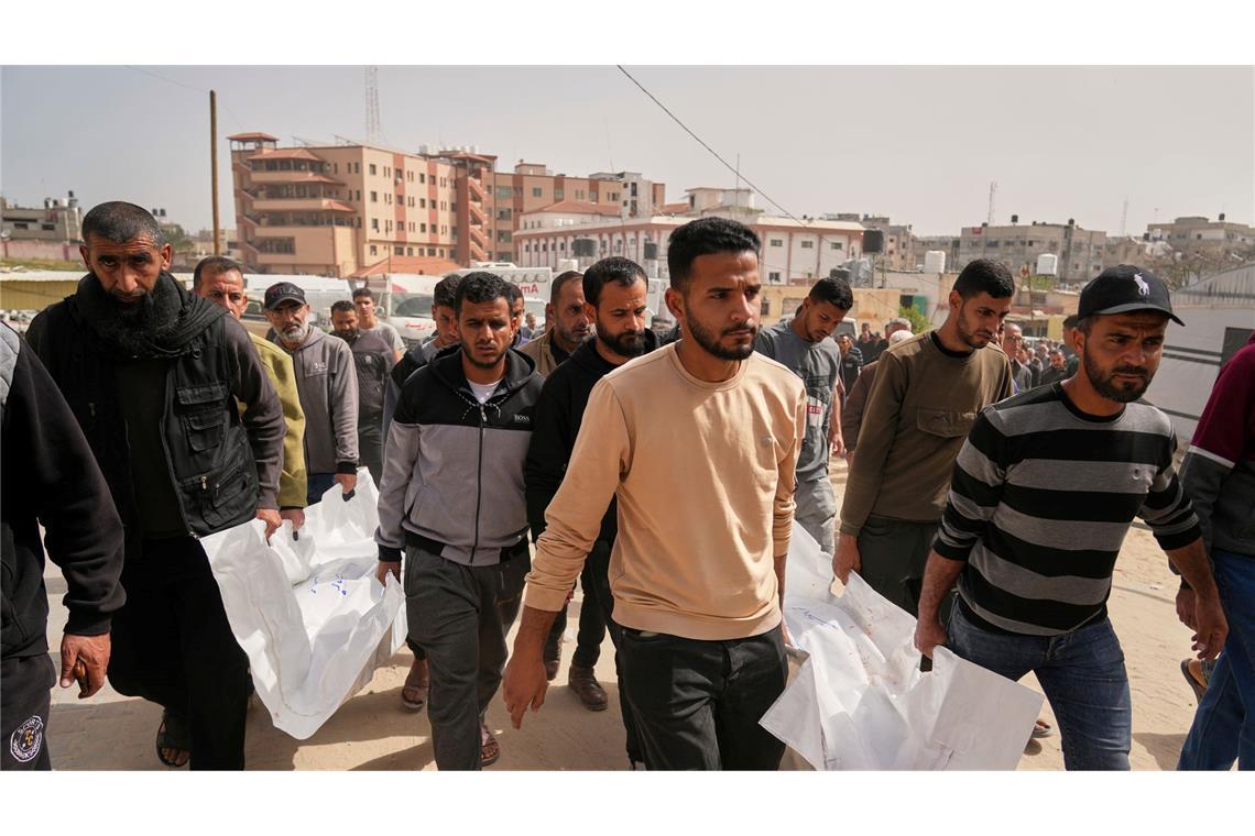 Lage in Gaza: UN-Organisationen schlagen Alarm Im Gazastreifen werden mehrere durch Angriffe der israelischen Armee getötete Palästinenser zu Grabe getragen.
