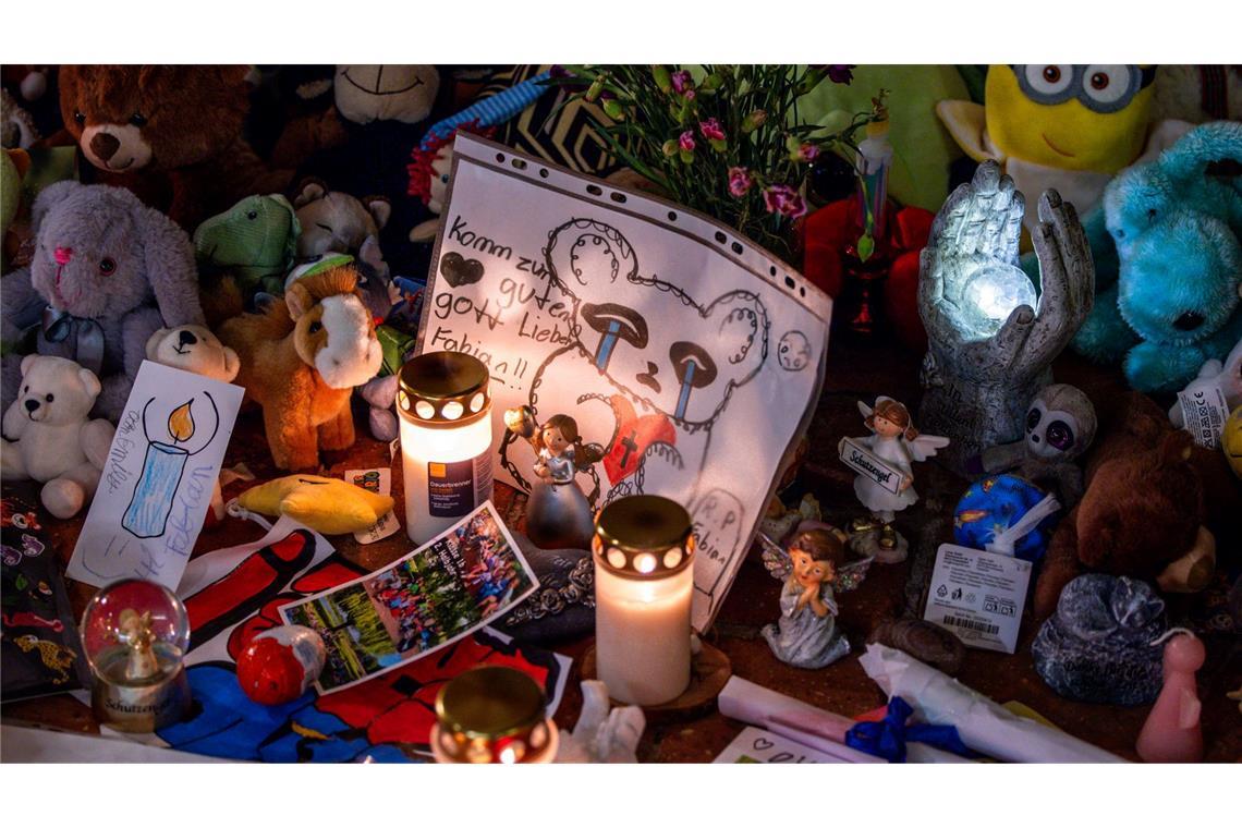 Im Gedenken an den getöteten Fabian haben zahlreiche Menschen Kerzen und Kuscheltiere niedergelegt. (Archivbild)