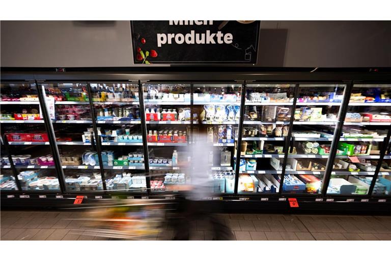 Im Geldbeutel bleibet mehr drin: Butter und Milch sind günstiger zu haben. (Archivbild)