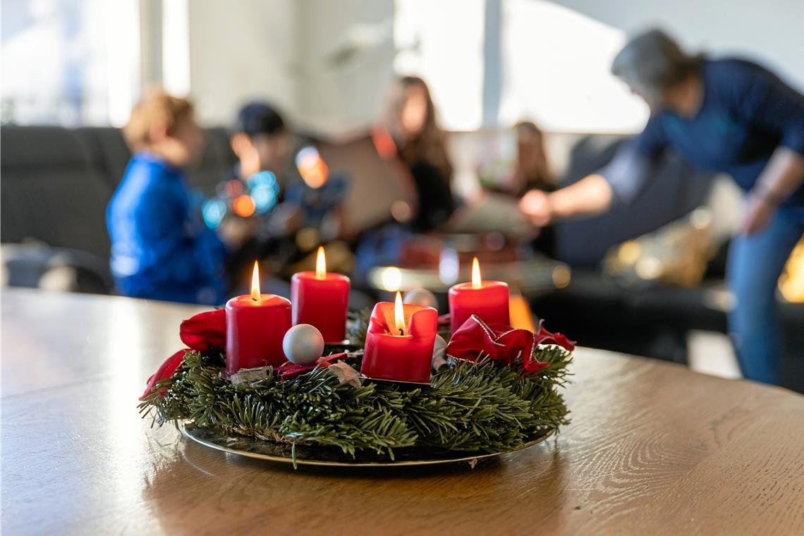 Vom Weihnachtszauber und Hüpfeligsein Im geschmückten Wohn- und Esszimmer spielt sich auch Weihnachten ab. Fotos: A. Becher