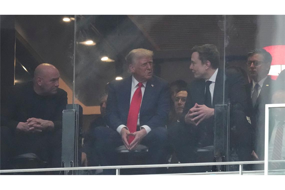 Im Gespräch: US-Präsident Trump unterhält sich mit Elon Musk während der Trauerfeier für Kirk.