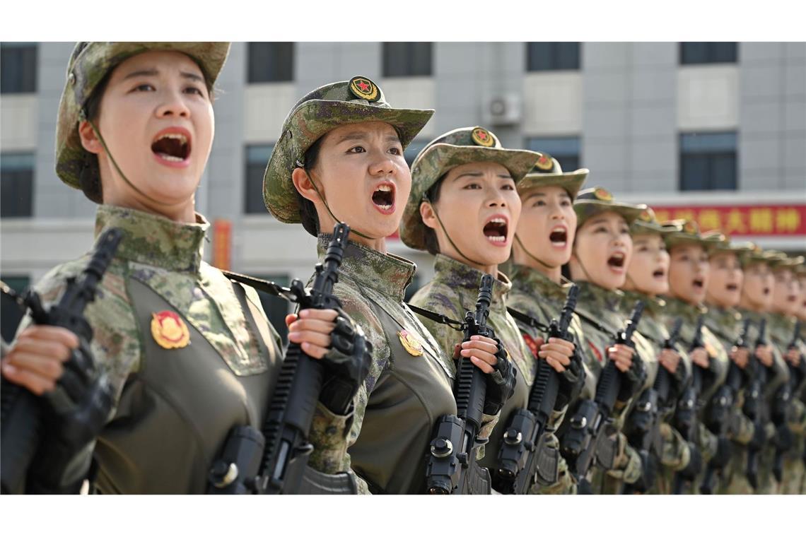 Im Gleichschritt: Soldatinnen der chinesischen Volksbefreiungsarmee üben in Peking Marschieren. Am 3. September hält China eine große Militärparade anlässlich des 80. Jahrestages des Sieges über Japan im Zweiten Weltkrieg ab.