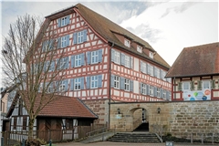 Im Grabenschulhaus laufen die meisten Angebote der Murrhardter Volkshochschule. Deutschkurse für Flüchtlinge und Migranten waren eine wichtige Einnahmequelle. Nun gehen die Teilnehmerzahlen aber zurück. Foto: Stefan Bossow