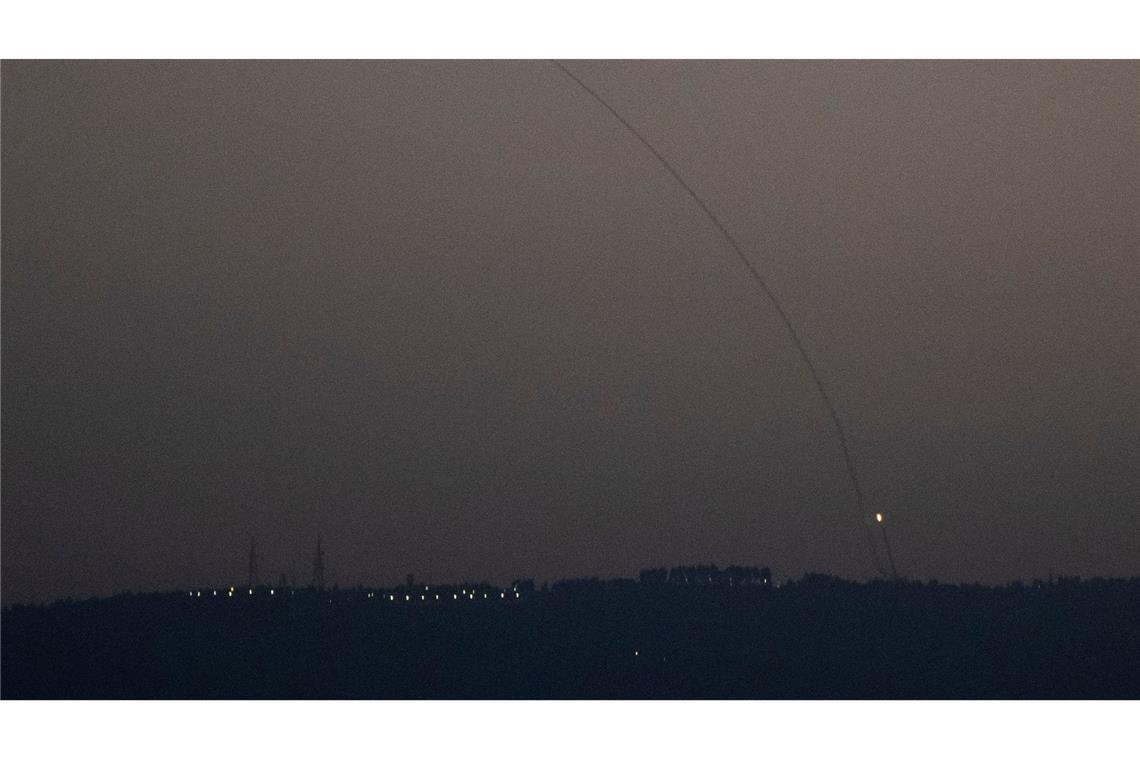 Israels Armee erklärt weitere Hamas-Geisel für tot Im Großraum der israelischen Küstenmetropole Tel Aviv wurden fünf Menschen durch einen Raketenangriff der proiranischen Hisbollah-Miliz aus dem Libanon verletzt. (Archivbild)