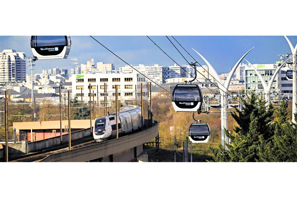 Im Großraum Paris ist seit Dezember 2025 eine Seilbahn als Ergänzung des öffentlichen Nahverkehrs im Einsatz.
