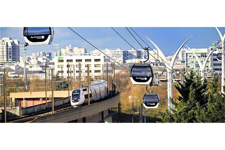 Im Großraum Paris ist seit Dezember 2025 eine Seilbahn als Ergänzung des öffentlichen Nahverkehrs im Einsatz.