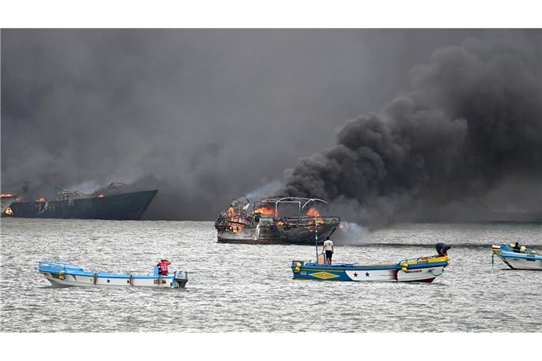 Im Hafen von Manta stehen mehrere Fischerboote in Flammen.