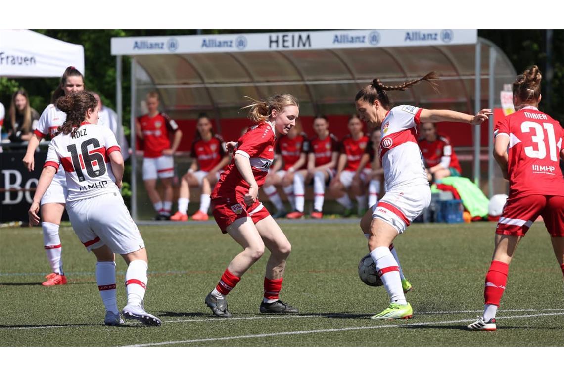 Im Halbfinale des Frauen-WFV-Pokals 24/25 traf der VfB Stuttgart II (in Weiß) vor knapp anderthalb Jahren auf den VfB Stuttgart I (in Rot): Teresa Böpple (2. v. re.) lief damals für die zweite Mannschaft der Roten aus Cannstatt auf.