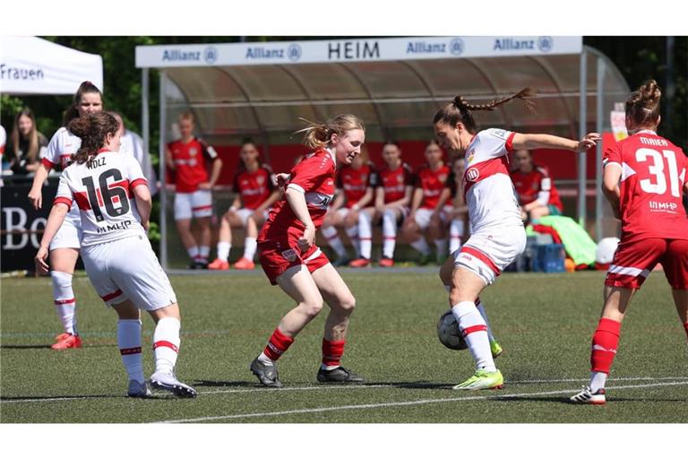 Im Halbfinale des Frauen-WFV-Pokals 24/25 traf der VfB Stuttgart II (in Weiß) vor knapp anderthalb Jahren auf den VfB Stuttgart I (in Rot): Teresa Böpple (2. v. re.) lief damals für die zweite Mannschaft der Roten aus Cannstatt auf.