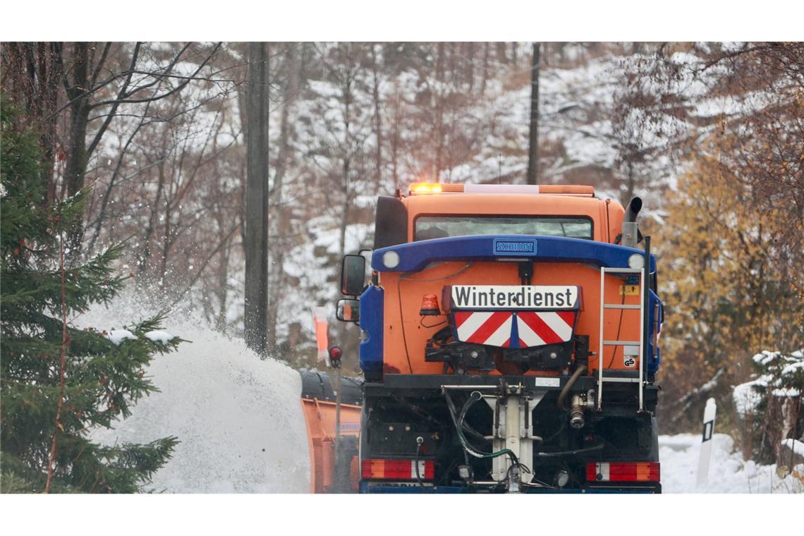 Erst stürmisch, dann kalt Im Harz rückte bereits der Winterdienst aus.
