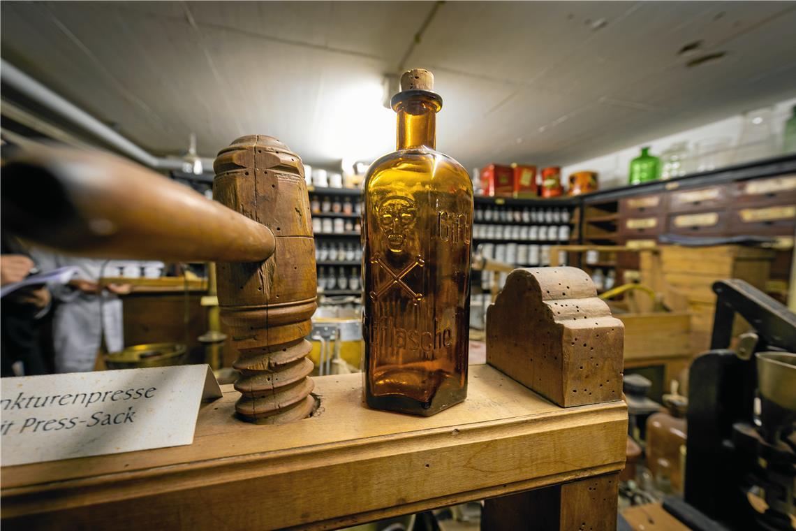 Im Haus gibt es noch einen großen Schatz an historischen Stücken aus der Geschichte der St.-Walterich-Apotheke. Fotos: Alexander Becher