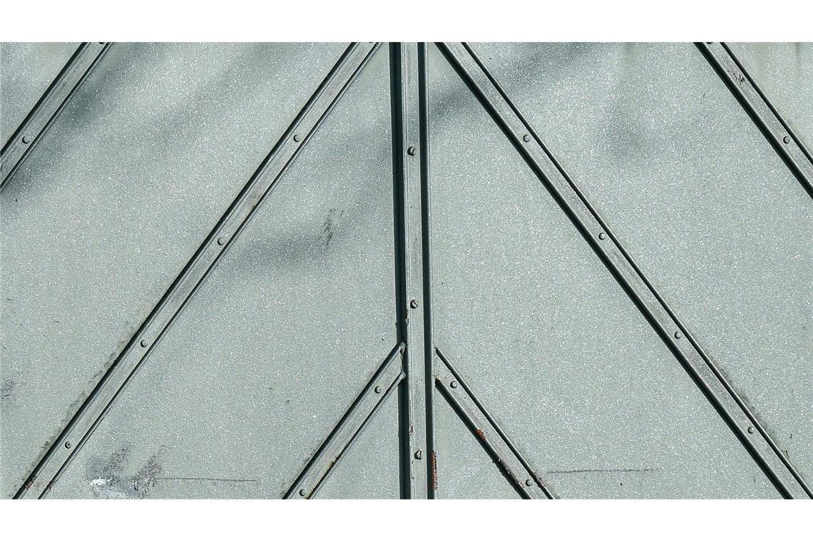 Im Haus hinter diesem Tor fanden Spezialkräfte der Polizei die Leichen des mutmaßlichen Täters und seiner Ehefrau.