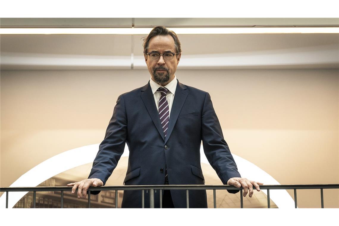Aufgespießter Anwalt Im Haus von Doreen Prätorius betrachtet Dr. Karl-Friedrich Boerne (Jan Josef Liefers) nachdenklich den Unfallort. Während er über den tödlichen Vorfall sinniert, wächst seine Skepsis angesichts der widersprüchlichen Umstände.