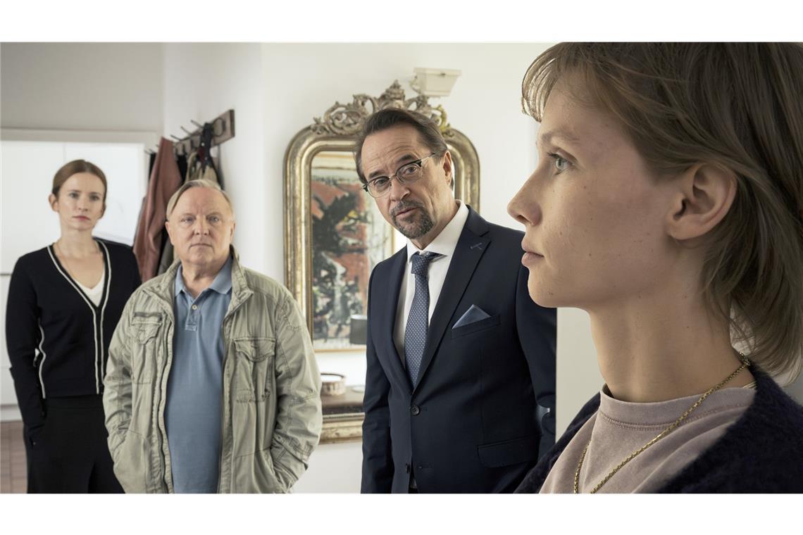 Berauschter Boerne geht viral Im Haus von Solveig Menke (Adina Vetter, l.) konfrontieren Frank Thiel (Axel Prahl, 2.v.l.) und Prof. Karl-Friedrich Boerne (Jan Josef Liefers, 2.v.r.) deren Tochter Fraya Menke (Meira Durand, r.) damit, dass ihre DNA am Mordopfer nachgewiesen wurde.
