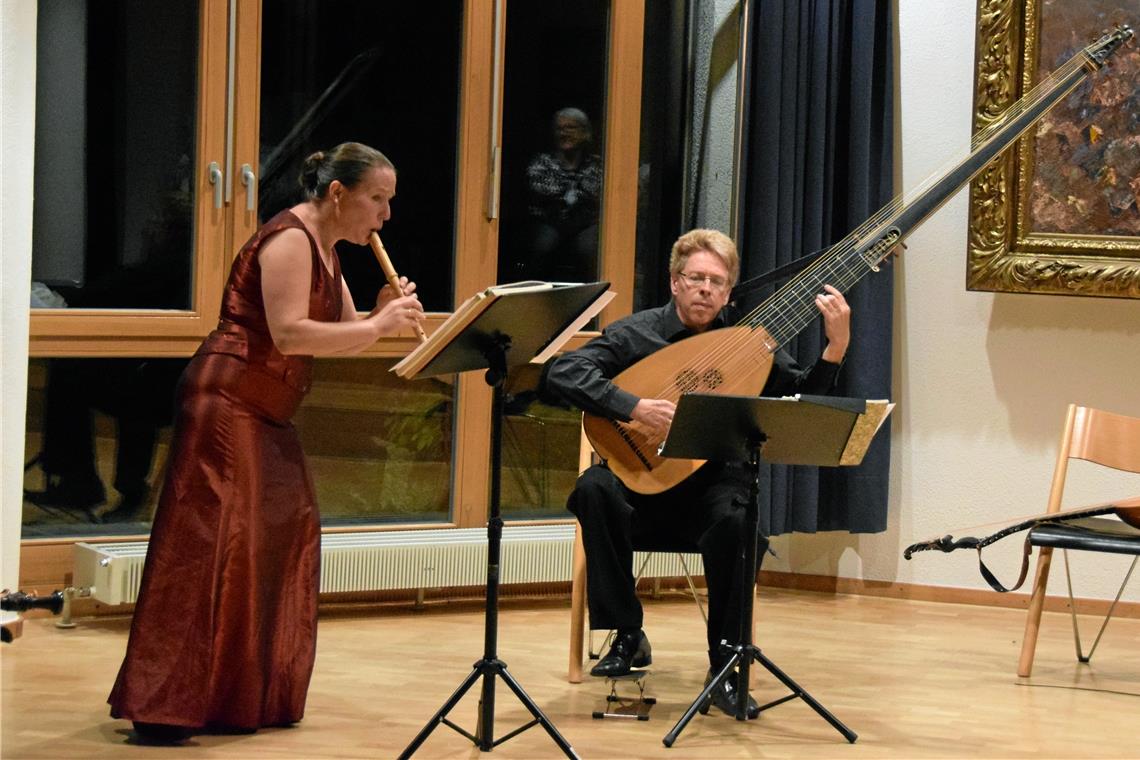 Virtuos und leidenschaftlich gespielt Im Heinrich-von-Zügel-Saal boten Theresia und Christian Stahl Barockmusik mit Blockflöte und Basslaute dar. Foto: E. Klaper
