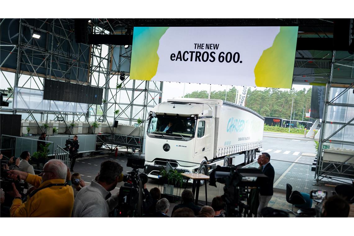 Daimler Truck produziert E-Lkw für Fernverkehr in Serie Im Herbst 2023 wurde der neue E-Lkw vorgestellt. Nun ist bei Daimler Truck die Serienfertigung angelaufen. (Archivbild)