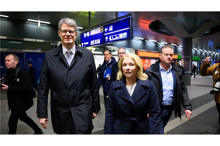 Im Herbst forderte Minister Schnieder drei Sofortprogramme bei der Bahn für mehr Kundenzufriedenheit. Das erste wurde nun gestartet - an der Pünktlichkeit wird sich dabei aber nichts verbessern.
