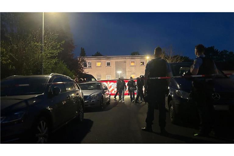 Im hessischen Bad Nauheim sind zwei Menschen durch Schüsse ums Leben gekommen.