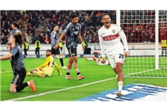 Im Hinspiel sorgt VfB-Mittelfeldspieler Nikolas Nartey (re.) mit seinem späten Treffer für den 3:2-Sieg über Eintracht Frankfurt.