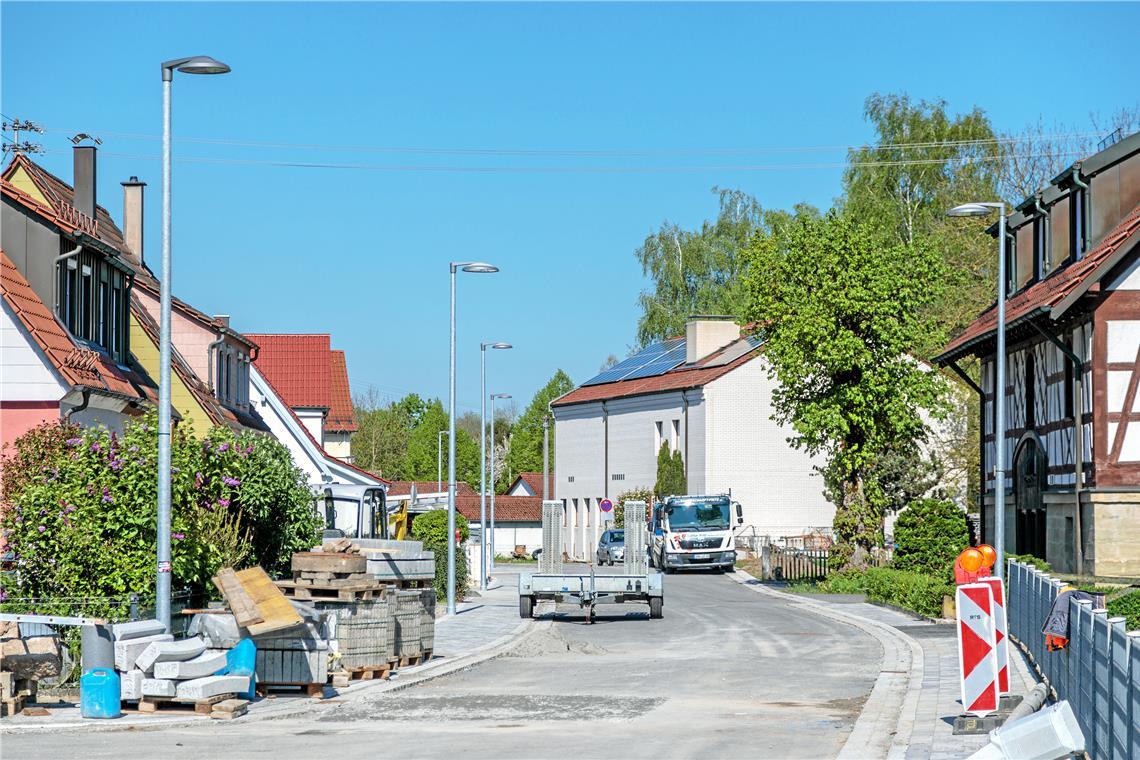 Im hinteren Bereich der Karlstraße in Richtung Hörschbachstraße ist schon fast alles fertig. Auch die neuen LED-Lampen sind bereits angeschlossen. Fotos: Stefan Bossow